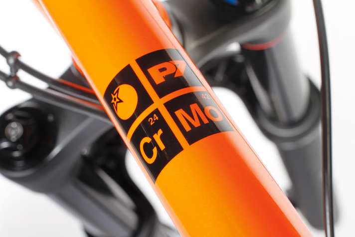   5. Wer Kunststoff kennt, nimmt Stahl – heißt es im Maschinenbau. Nicht ganz übertragbar auf unseren Test, doch auch im Vergleich zu den Alu-Rahmen bieten die drei Stahl-Bikes spürbar mehr Komfort am ungefederten Heck. Lediglich die Plus-Reifen an Mondraker und Felt dämpfen Unebenheiten noch besser ab.