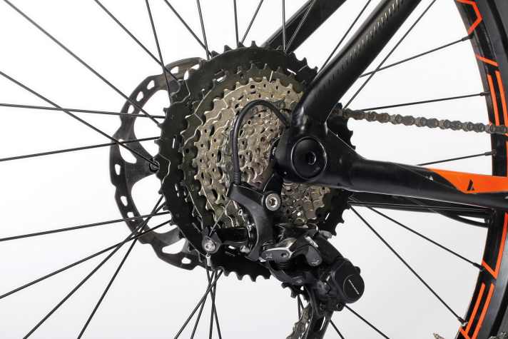   7. Lediglich Bulls und Cotic verbauen die 11–46er XT-Kassette von Shimano. Bei den übrigen Shimano-Antrieben ist bei 40 oder maximal 42 Zähnen Schluss. Zu wenig für den Trail-Einsatz. Das Felt kommt so gerade mal auf eine Bandbreite von 364 Prozent. Da zehren selbst kurze, steile Anstiege an den Kräften.
