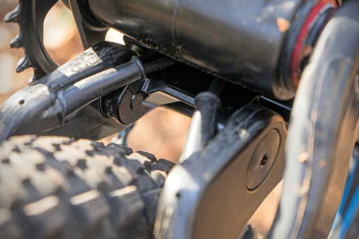   Stoll Bike T1: Die Leitungen verlaufen ohne große Biegungen in die Kettenstreben. 