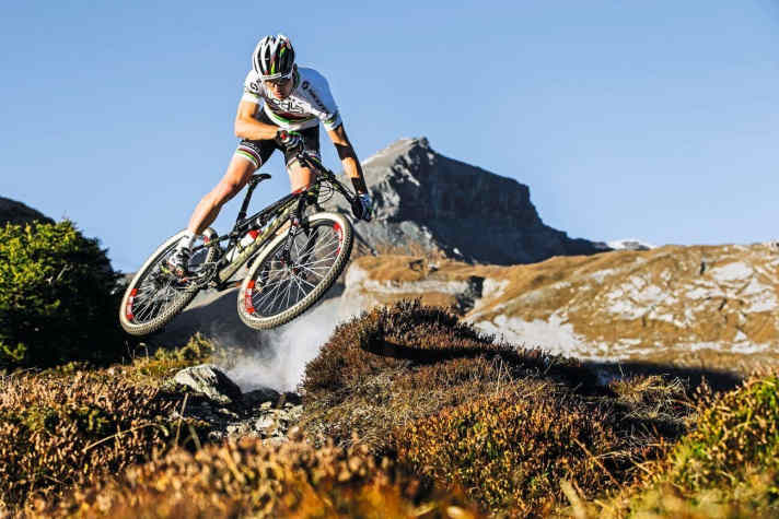 Scott Spark RC, Kategorie 3. Maximal erlaubte Drop-/Sprung-Höhe: 61 Zentimeter. Profi Nino Schurter scheint es damit nicht so genau zu nehmen.