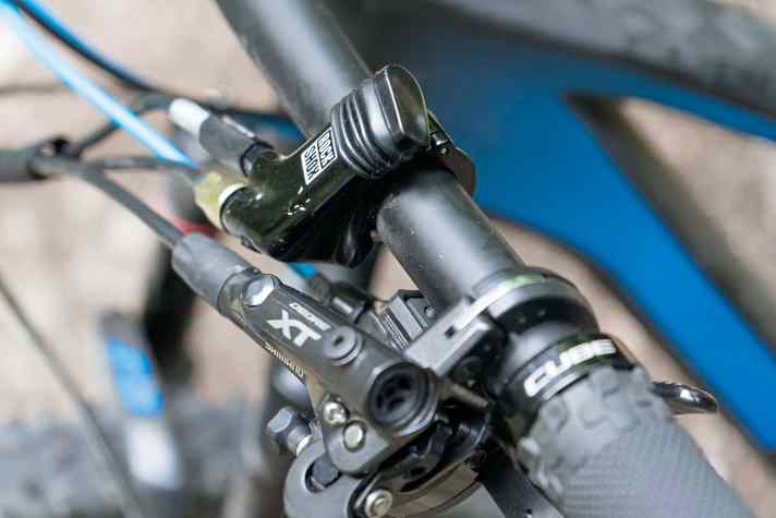   Cube AMS 100 C:68 29 Race: Der Remote-Hebel strafft Dämpfer und Gabel. Leider lässt er sich in dieser Kombination nicht nah am Griff montieren.