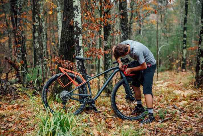   Die Gepäckträger sind eines der wichtigsten Elemente des Bikes. Sie sollen den Schwerpunkt möglichst tief halten und einfaches Auf- und Abladen ermöglichen.