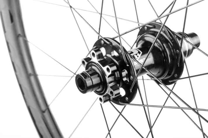  9th Wave Dirt-SW27: Exzellenter Aufbau mit Hochflanschnaben und asymmetrischer Carbon-Felge. Fürs grobe Geläuf aber leider zu schlagempfindlich.  