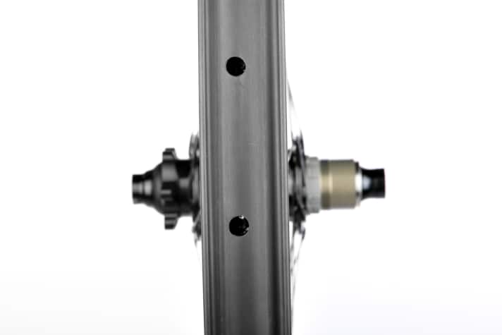   Acros A-Wheel ED Race Boost Carbon 27,5: Die außermittigen Speichenlöcher sorgen für gleichmäßige Spannungen links und rechts. Mechanisch top, bis auf die Schwäche im Schlagtest.