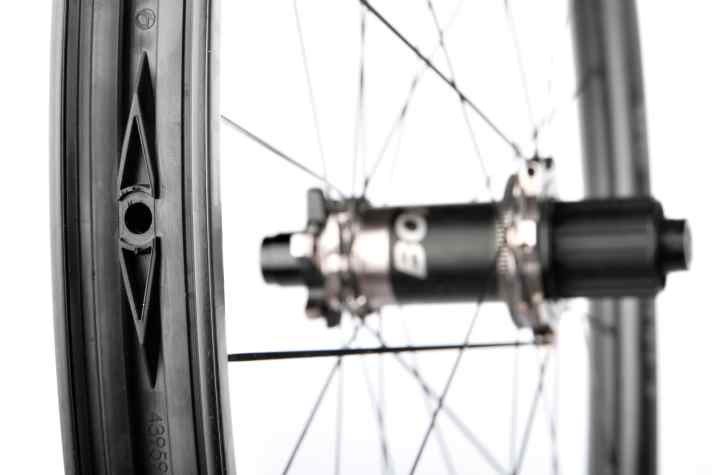   Bontrager Line Pro 30: UST-Felge mit knackigem Reifensitz – keine hat einen größeren Durchmesser im Test. Tolle Ver-arbeitung, aber leider nicht ausreichend schlagfest.