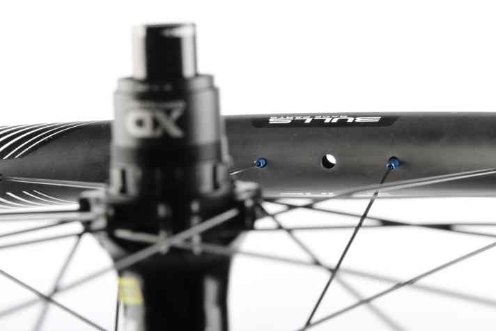   Bulls Hattori: Die dicke Breitfelge wird ausschließlich für Tubeless-Reifen empfohlen. Optisch ist das Ganze sehr stimmig, offenbart aber Schwächen im Schlagtest.