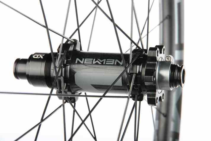   Newmen Evolution SL A.30: Nicht nur die Felgen überzeugen, auch die leichten Naben sind Kleinode mit einstellbarem Lagerspiel. Nur nicht zu stramm kontern, was die Haltbarkeit der Lager herabsetzt.