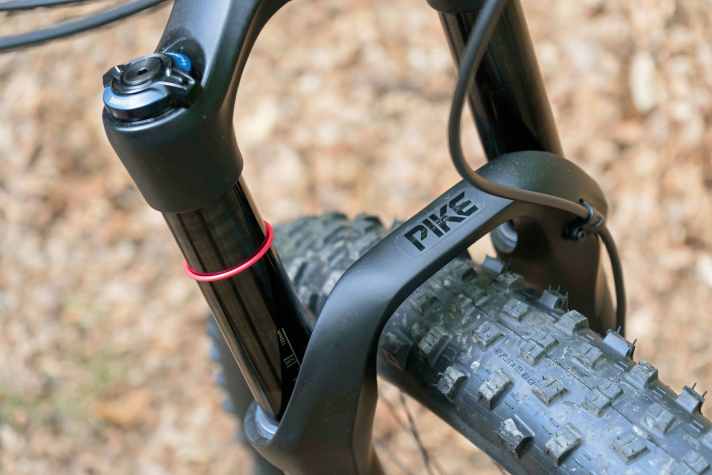   Votec VC Plus: Die Pike-Gabel gibt den Ton an und unterstreicht den Abfahrtsanspruch des VC Plus.