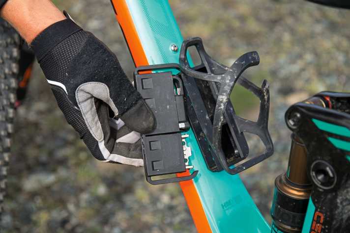   Schönes Detail: Im serienmäßig am Scott Genius 900 Tuned montierten Syncros-Flaschenhalter steckt ein Multitool mit dem nötigsten Werkzeug. 
