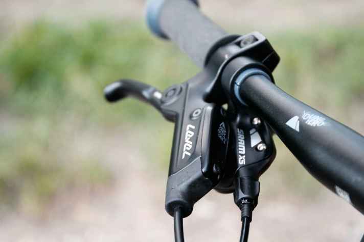 Die hydraulischen Scheibenbremsen überzeugen mit kinderfreundlichen Bedienkräften und lassen sich auf kurze Finger einstellen.