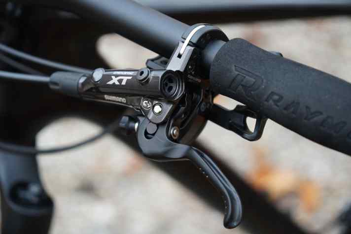   XT von Kopf bis Fuß: Antrieb und Bremsen kommen aus einem Guss vom Komponentenriesen Shimano.