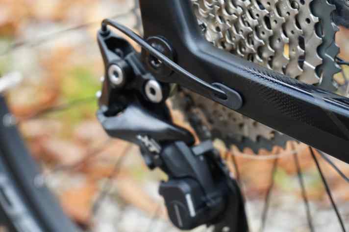   Die Zugverlegung verläuft komplett im Rahmeninneren des R Raymon Nineray-Carbon-Chassis.