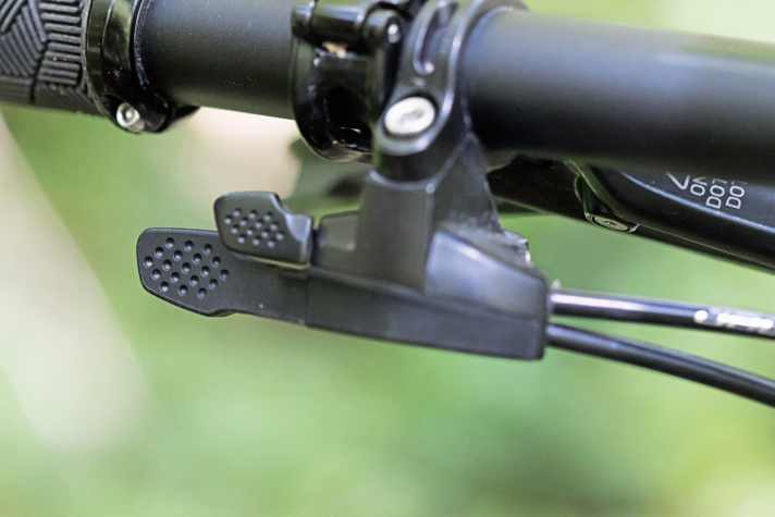   Giant Anthem Advanced Pro 29 0: Dämpfer und Gabel lassen sich mit dem Dual-Pull-Lockout von Fox sperren.