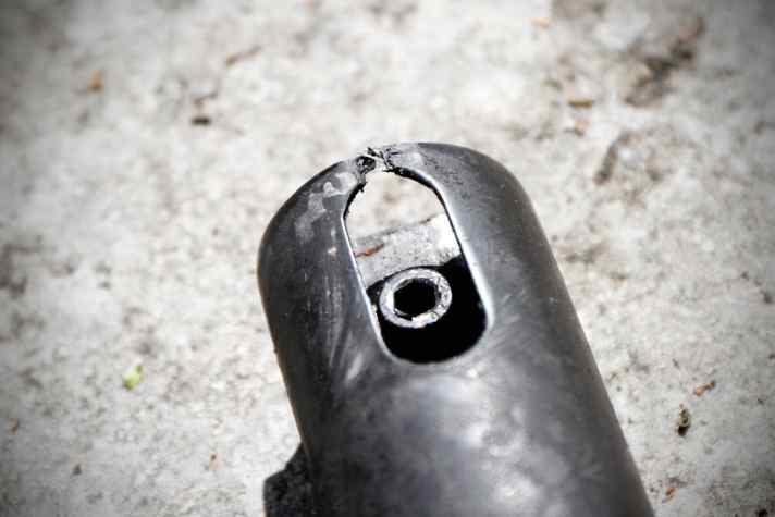   Der Schaden an der Carbon-Sattelstütze von Canyon: Der Verbindungssteg am unteren Ende des Sattelrohrs ist delaminiert.