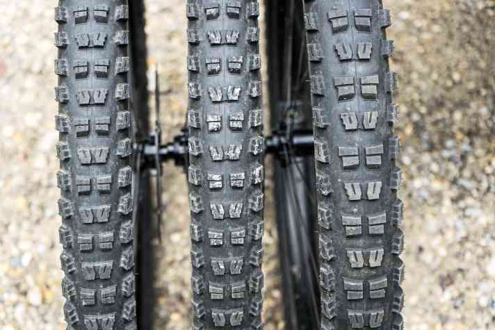 Beim Butcher (Gripton Compound) von Specialized fällt der Breitenunterschied zwischen 2,3" und 2,6" noch geringer aus als bei Schwalbe. Der 2,8er wurde explizit auf die Bedürfnisse von schweren E Mountainbikes ausgelegt und setzt sich auch optisch klar von den schmaleren Varianten ab. | b.