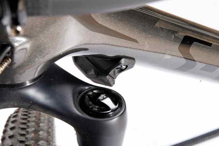   Specialized Epic S-Works: Der Lenkanschlag am Unterrohr wirkt klobig aufgesetzt, erfüllt aber seinen Zweck. Die Gabelkrone würde mit dem Rohr kollidieren.