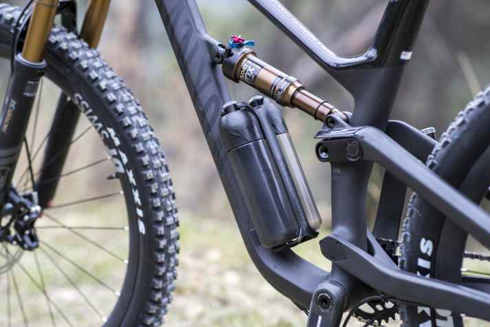 Kleine Rahmen, große Lösung: Da in den beiden XS-Rahmen keine 0,5-Liter-Flaschen Platz finden, haben die Konstrukteure eine 2 x 400 Milliliter-Lösung gefunden. Die kleineren Flaschen lassen sich seitlich aus dem Halter klicken.