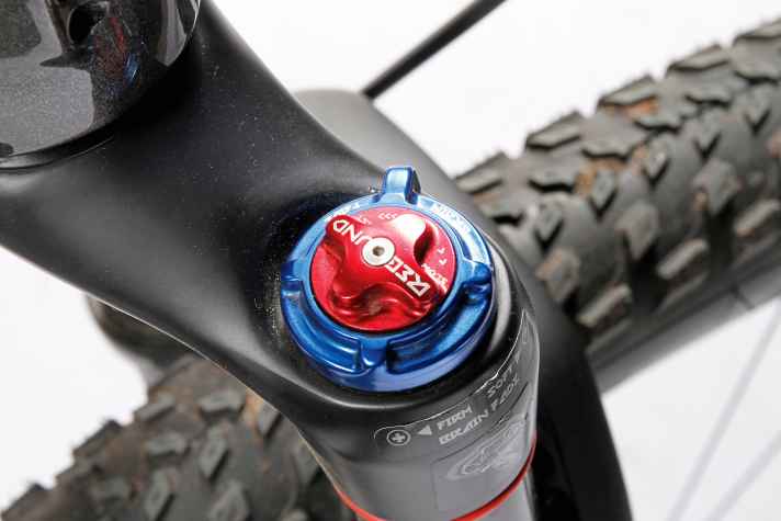   Specialized Epic S-Works: In der Rock­shox-Gabel sitzt die Specialized-eigene Brain-Technik. Komplett ausstellen lässt sich diese nicht.