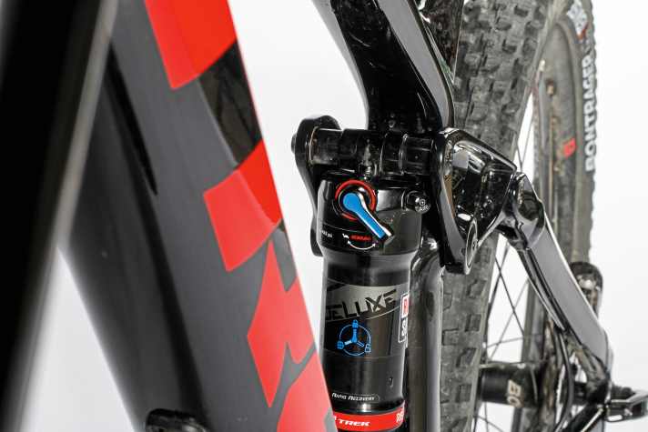   Trek Remedy 9.7: Eine Frage des Setups: Am Trek mussten wir die Zugstufe bereits komplett offen fahren. Bei kälteren Temperaturen reicht der Verstellbereich der Dämpfung nicht mehr aus.