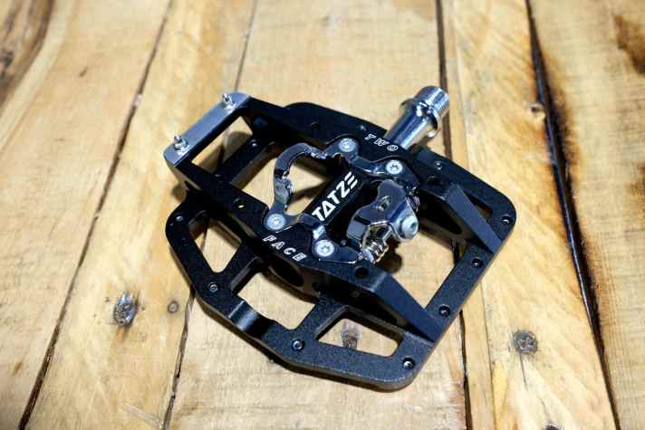   Der Klickmechanismus des Tatze Two-Face nimmt alle SPD-kompatiblen Cleats auf. Auch hier können bis zu sechs bissige Pins montiert werden, die den Schuh an Ort und Stelle halten.