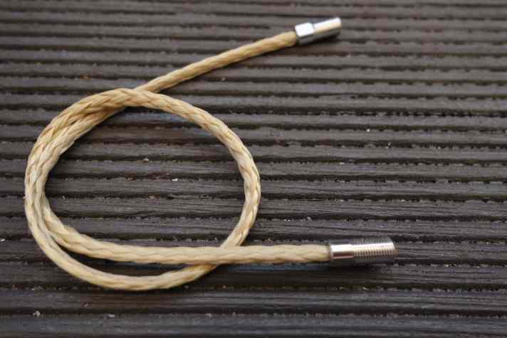   Die flexible Speiche wird aus Garn geflochten und wiegt nicht mal die Hälfte einer leichten Stahlspeiche (Sapim CX Ray 4,6 Gramm). Ein Speichengewicht von nur 2,2 Gramm ermöglicht es sehr leichte Laufräder zu bauen.