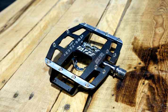   Die rund 10 x 10 Zentimeter große Plattform-Seite des Tazte Two-Face-Pedals krallt sich mit 14 Pins in die Schuhsohle.