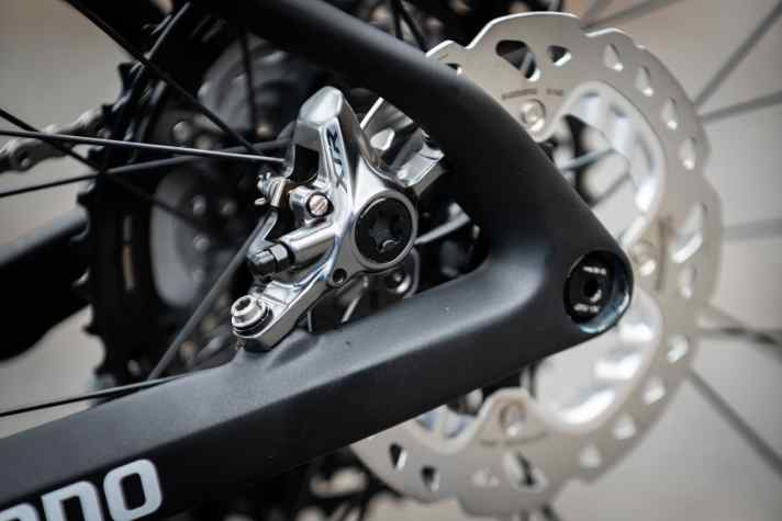   Der einteilige Bremssattel aus Alu: Bei der XC-Version verzögern die neuen XTR-Stopper weiterhin mit zwei Kolben.