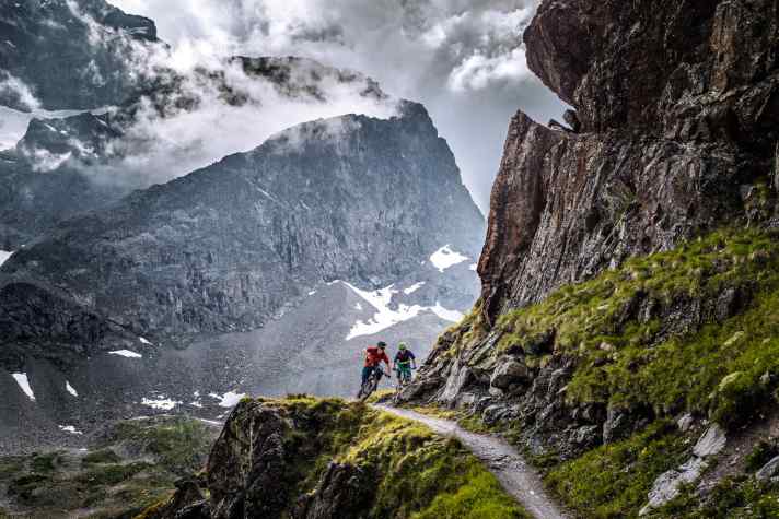   Am Suvretta Pass auf der Transalp-Route Alta Rezia Freeride. Das Besondere: Enduro-Biker kommen durch die Liftunterstützung voll auf ihre Kosten.