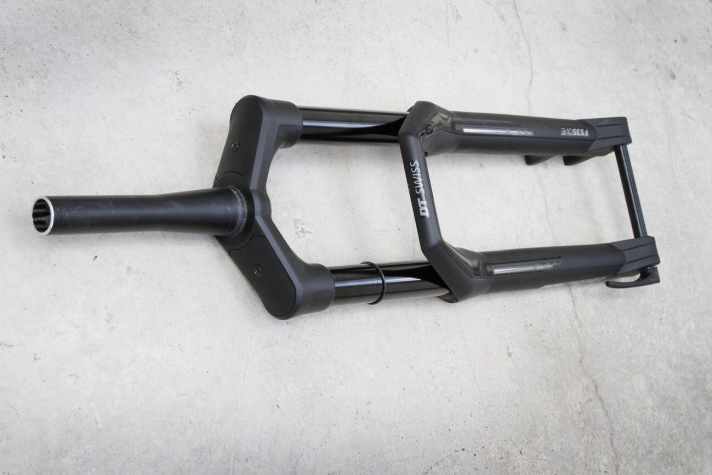   Die neue DT Swiss F 535 One: Die erste Enduro-MTB-Gabel der Schweizer mit bis zu 160 Millimetern Federweg und einigen neuen Detaillösungen.