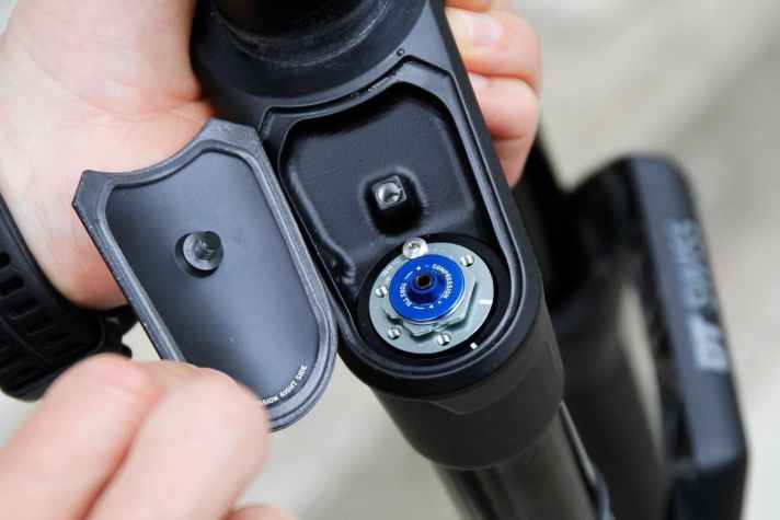   Zur fest integrierten wegabhängigen Dämpfung kann zusätzlich eine Low-Speed-Druckstufe verstellt werden. Außerdem kann die Druckstufe per Remote-Hebel angesteuert werden.