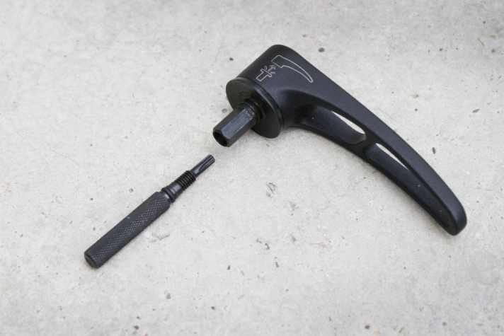   Der Hebel lässt sich aus der Steckachse herausziehen. Darin ist ein Torx T10-Schlüssel integriert, mit dem sich die Gabel einstellen lässt.