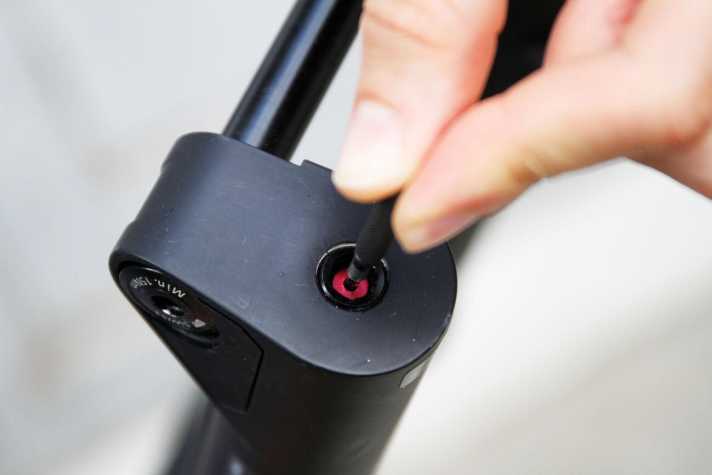   Auch die Zugstufenverstellung erfodert den Torx T10-Schlüssel. Ohne Tool geht also nichts.