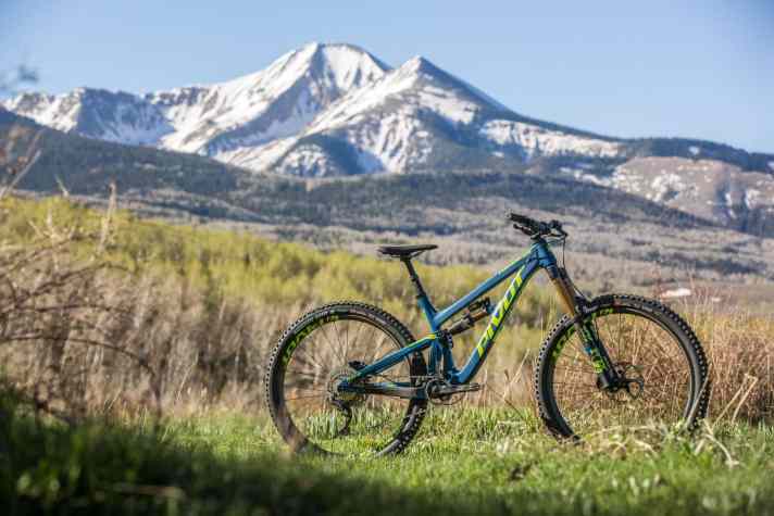   Das Pivot Firebird 29 gibt's auch in Blau.