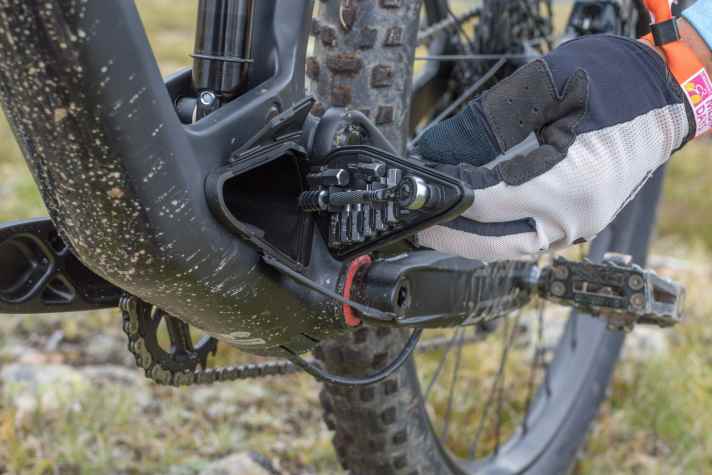   Für alle Fälle: Die überm Tretlager integrierte Stash Box schafft Platz für wichtige Ersatzteile und enthält ein kompaktes Werkzeug-Set für unterwegs, mit Miniratsche und acht verschiedenen Bits.