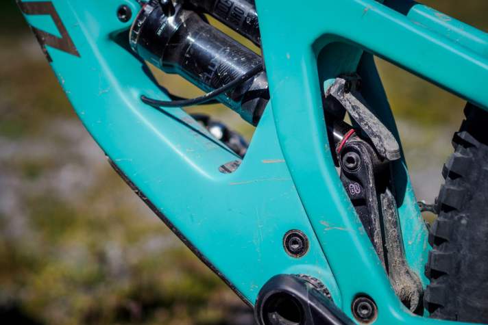   Die Platzierung und Anlenkung des Dämpfers hat das neue Bronson vom Nomad übernommen. Der Hinterbau fuhr sich sehr potent und satt.
