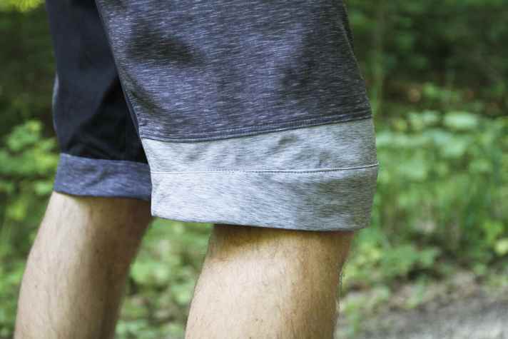   Die Knie sind vorgeformt und bieten ausreichend Platz für Protektoren.