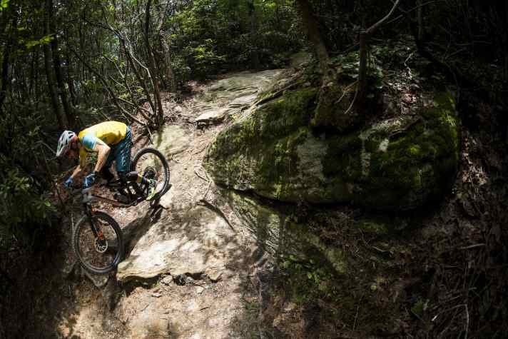   Zusätzlich zu den Beschleunigungssensoren an Gabel und Kettenstreben registriert der Controller am Hauptrahmen die Neigung und weiß so, ob das Bike klettert, in der Ebene fährt oder im Downhill gen Tal brettert.
