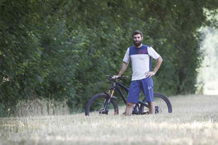  Ein Fuchs im Kornfeld: Fox schneidert eine ziemlich lässige und luftige Trail-Kombi.