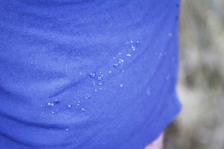  Das Material der Hose ist wasserabweisend beschichtet. 