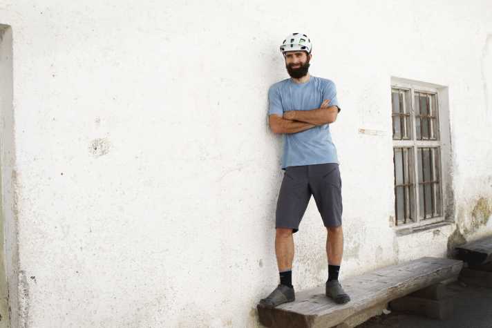   Lässig und bequem: Die Atlas Kombi macht auf dem Trail und vor der Scheune eine gute Figur.