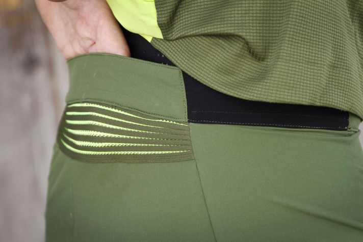   Flexible Materialen am Bund machen jede Bewegung mit und eine Bundverstellung überflüssig.