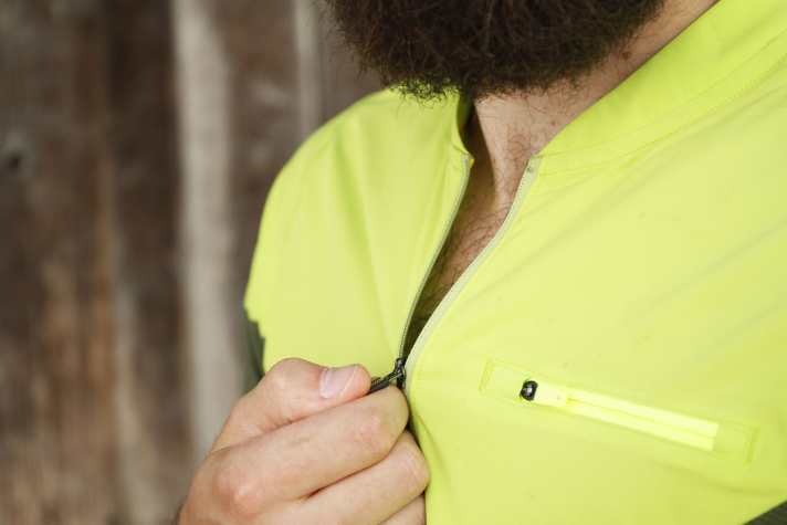   Angenehm in hitzigen Anstiegen: das Shirt lässt sich dank Zipper weit öffnen.
