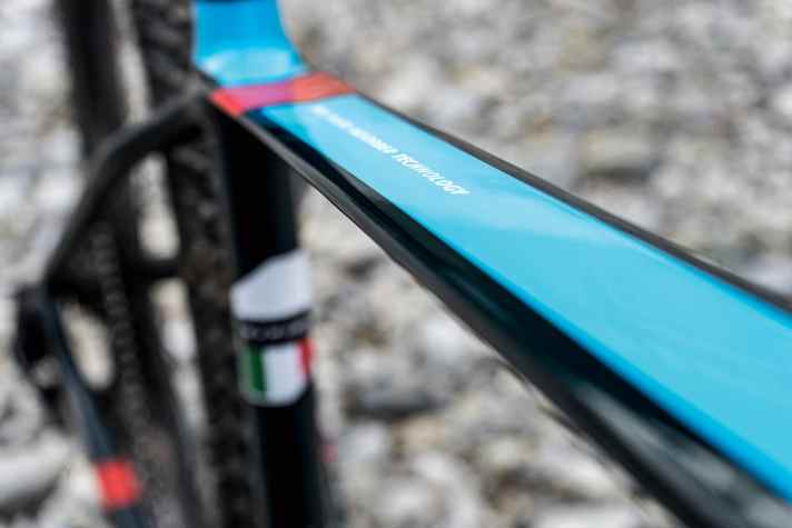   Das Oberrohr läuft vor dem Sitzrohr zusammen und ähnelt einer Blattfeder. Weder die Fahreindrücke noch die Laborwerte konnten jedoch einen Effekt bestätigen. 