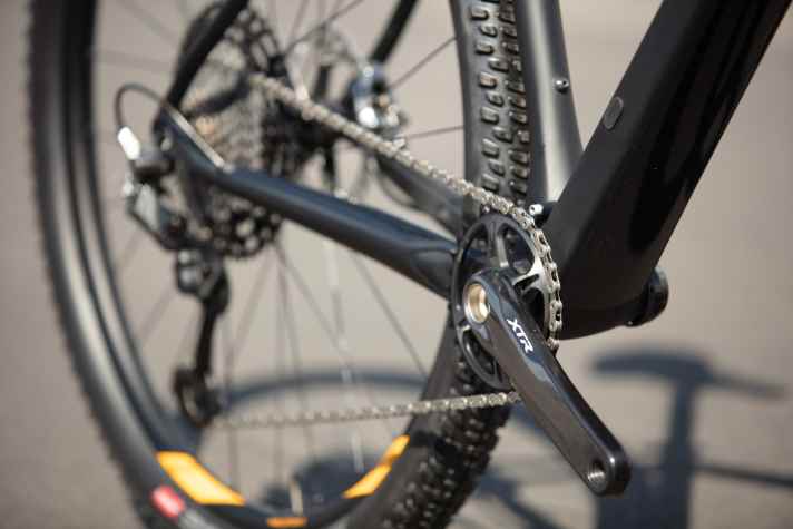   Schick, die neue Top-Schaltgruppe der Japaner! Das C:62 One kommt mit 32er-Kettenblatt und der XTR-Kassette mit 10-51 Zähnen.