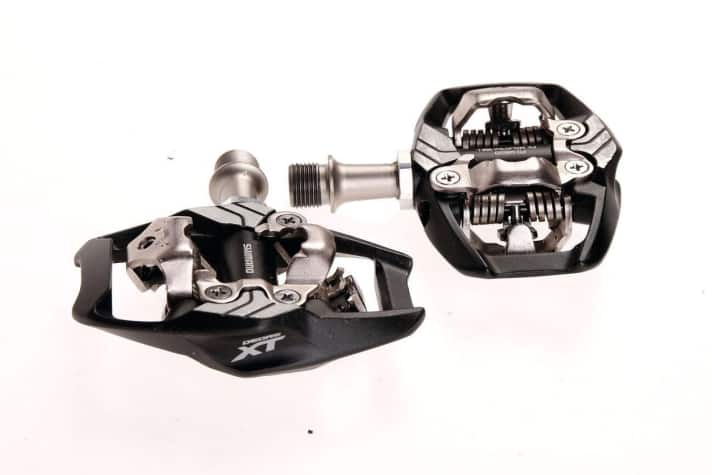   Das <a href="https://www.awin1.com/cread.php?awinmid=11768&awinaffid=471469&clickref=B+Shimano+XT+Trail&ued=https%3A%2F%2Fwww.rosebikes.de%2Fshimano-spd-pd-m8120-deore-xt-pedalsatz-2678826" target="_blank" rel="noopener noreferrer nofollow">Shimano XT Trail</a> * ist der Klassiker unter den robusten Klick-Pedalen, doch die Konkurrenz schläft nicht. Gegen Shimano im Test: sechs Modelle mit vergrößerter Standfläche.