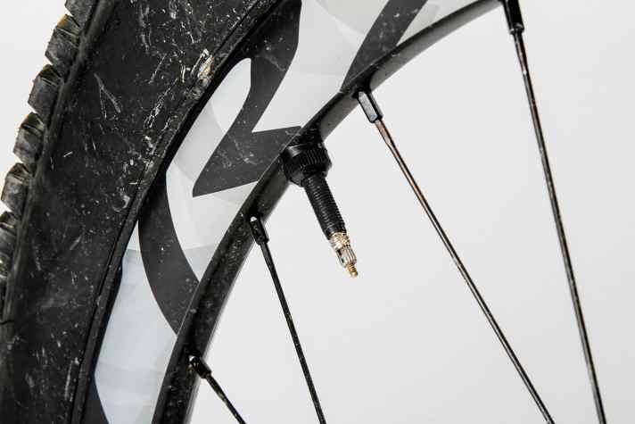   Giant: Um die Performance zu steigern, tunet Giant bereits ab Werk. Neuerdings werden nämlich alle Bikes im Tubeless-Setup ausgeliefert. Die Carbon-Felgen sparen zusätzlich Gewicht, was sich bei der Beschleunigung bemerkbar macht.