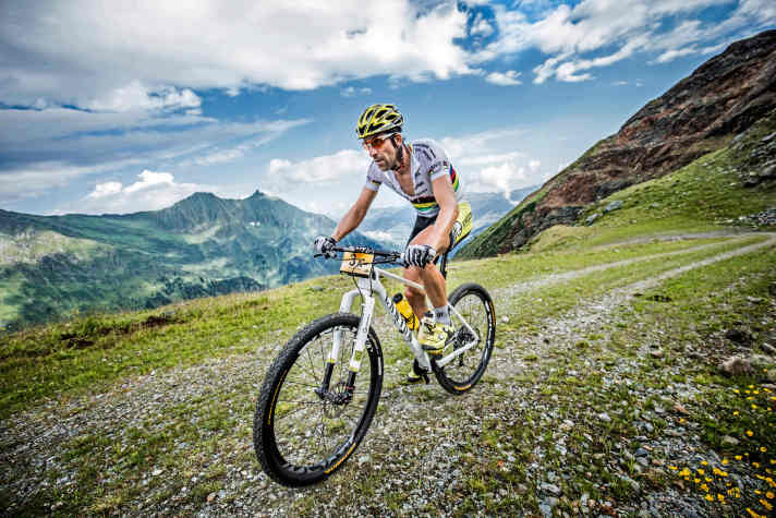   Weltmeister Alban Lakata vom Canyon Topeak Team fährt bei seinem Exceed CF SLX ebenfalls mit einer 1x12-Schaltung, setzt allerdings auf die teurere Upside-down-Gabel von Rockshox. 