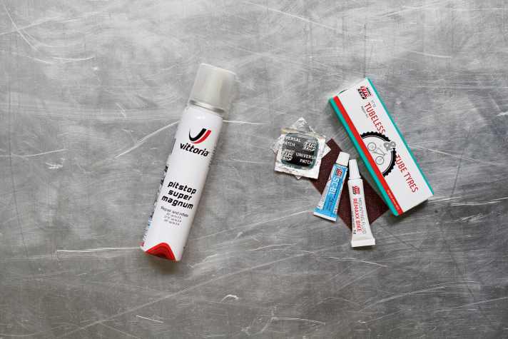 Zwei Reparatur-Sets für Tubeless-Reifen: Links der Schaum aus der Dose, rechts die Flicken von Tip Top. Wie gut sie wirklich funktionieren, zeigt unser Test.