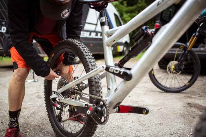   Luftdruck bei allen Testbikes: Um die Unterschiede herausfahren zu können, bringen wir alle Reifen auf denselben Druck.