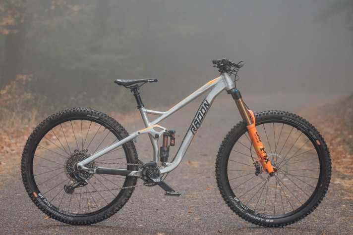   170 Millimeter Federweg, 29-Zoll-Laufräder: Das Radon Swoop 170 29 reiht sich in die Riege der Race-orientierten Enduro-Bikes ein.